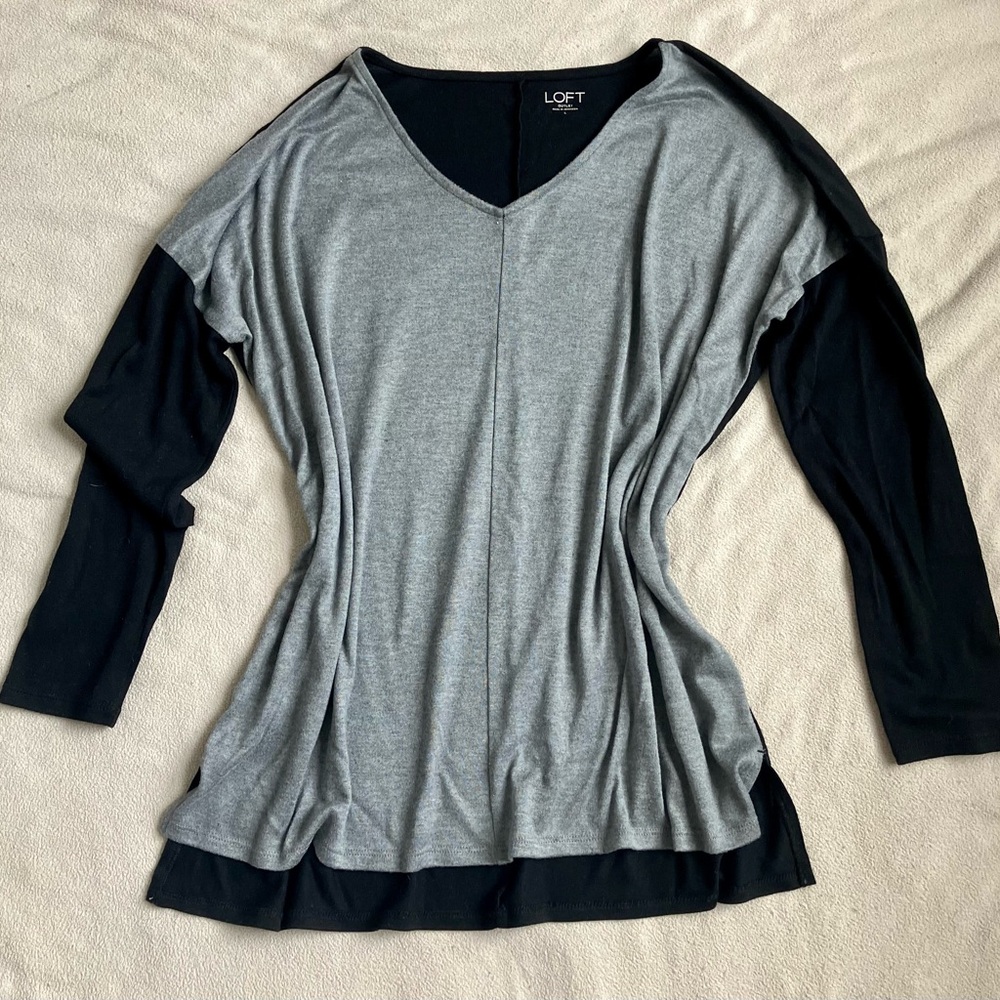 Ann Taylor LOFT Gray V-Neck Long Sleeve Women’s Top